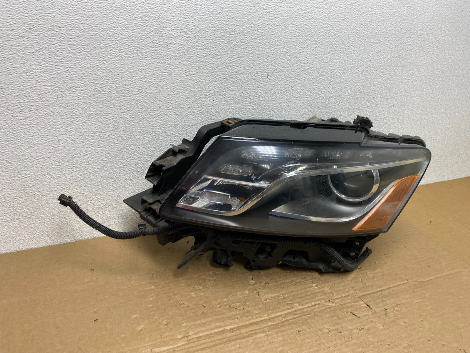 2009-2012 Audi Q5 Left Driver LH Side Xenon HID Headlight AD4059 DW2