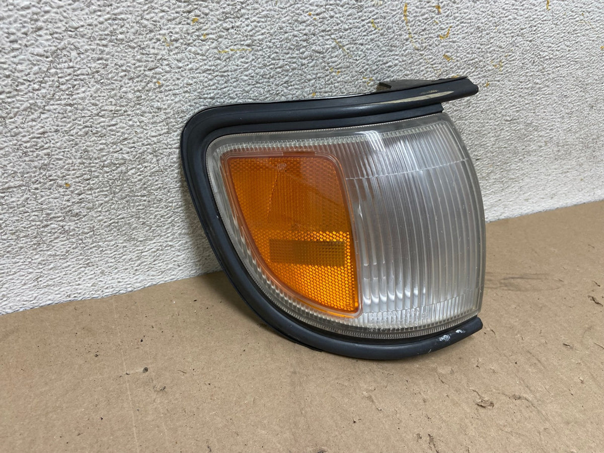 1996-1998 Nissan Pathfinder Right Passenger RH Turn Signal AH6918 LK1