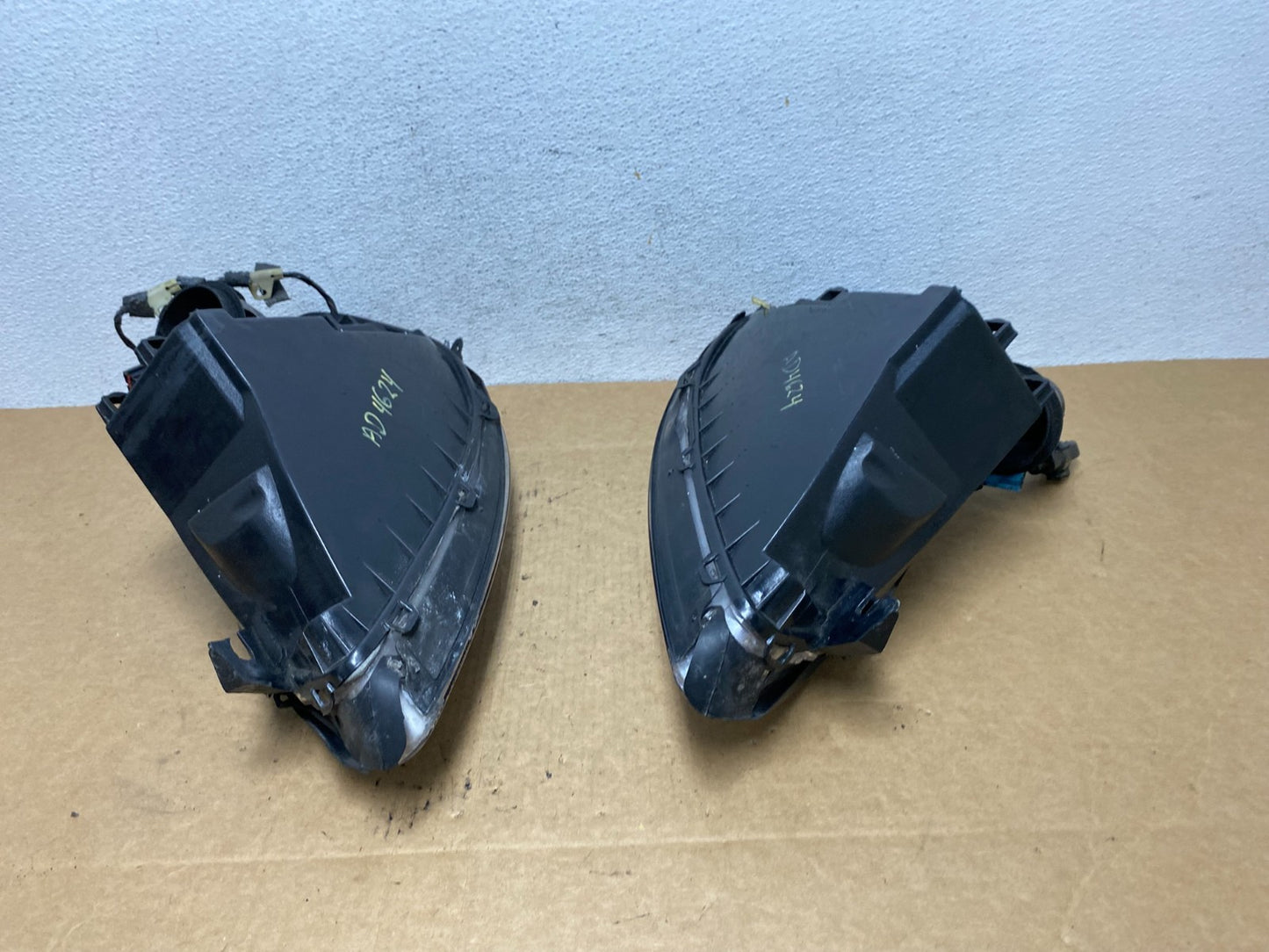 2000 to 2007 Ford Taurus Left+Right Side Halogen Headlights AD4624 DW9