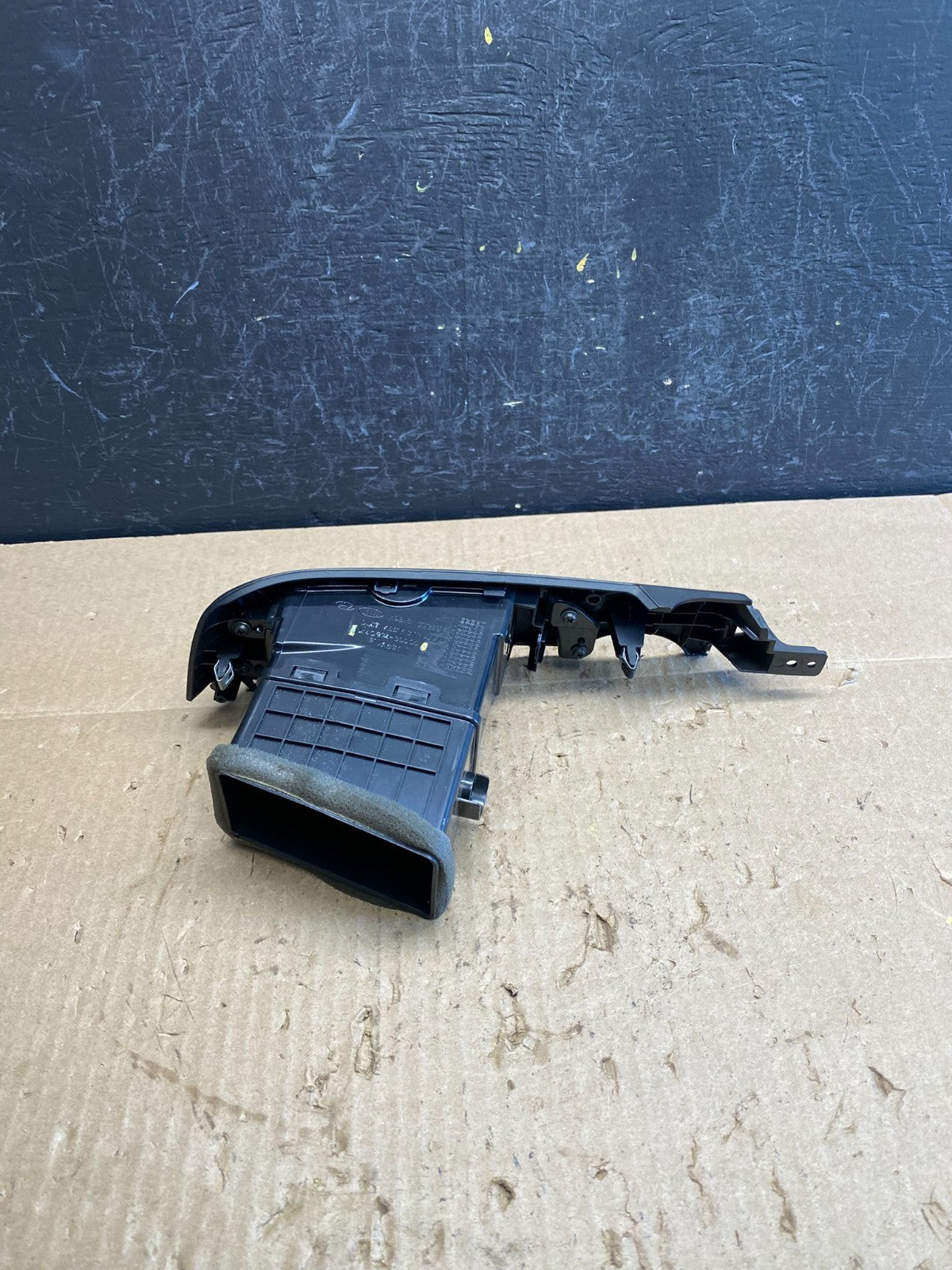 2006 - 2012 Kia Sedona Entourage Left Driver Center Air Vent ad9121 DG2