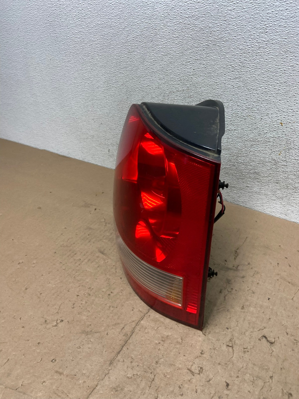 2003 to 2006 Kia Sorento Right Passenger RH Side Tail Light AG5536 LK1