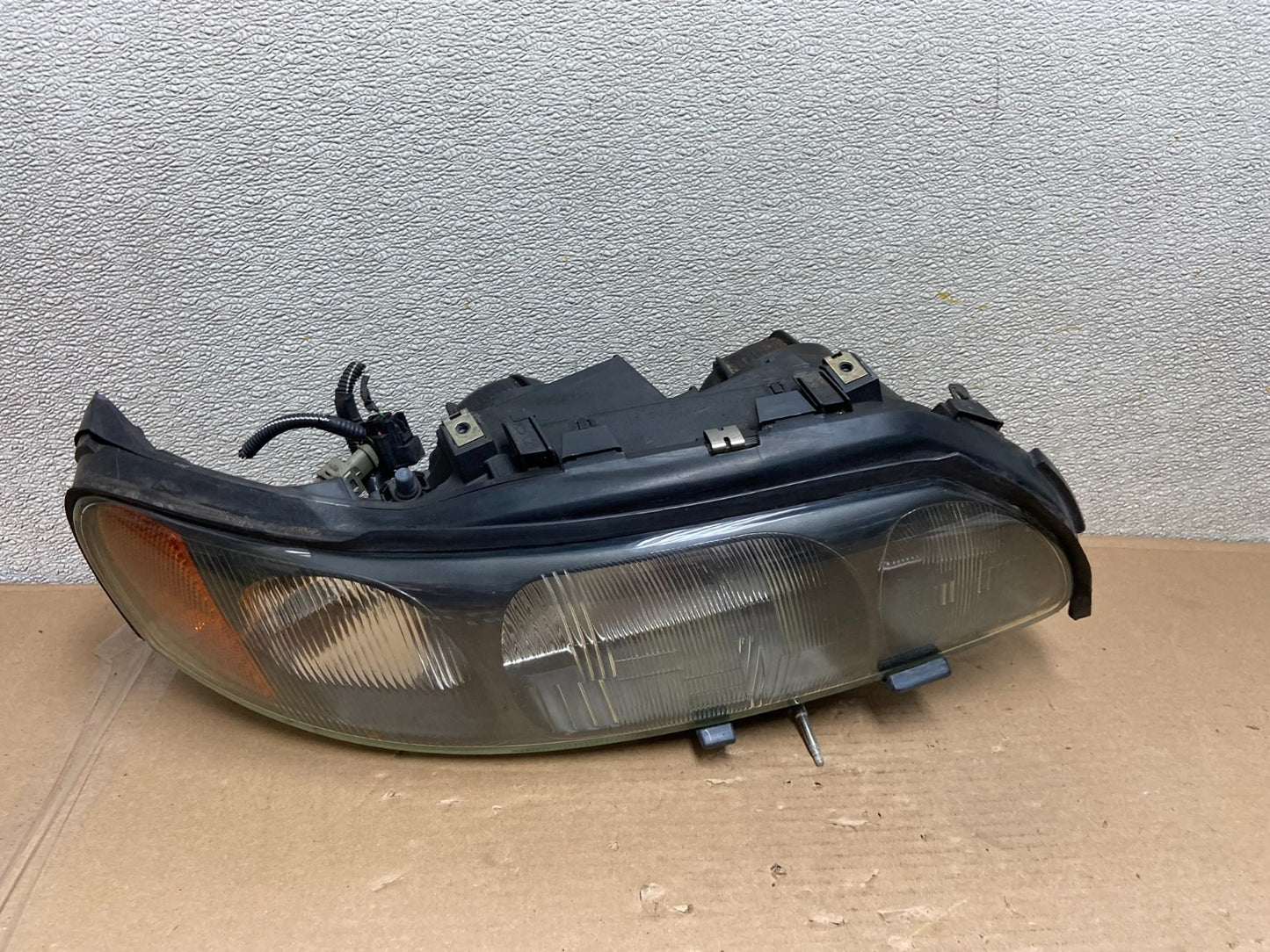2001 to 2004 Volvo S60 Right Passenger Side Headlight Halogen Oem AA9928 DW0