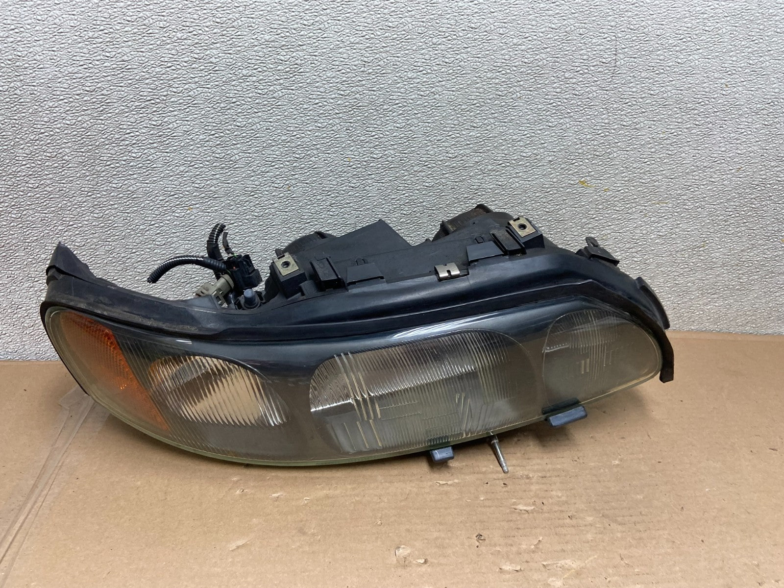 2001 to 2004 Volvo S60 Right Passenger Side Headlight Halogen Oem AA9928 DW0
