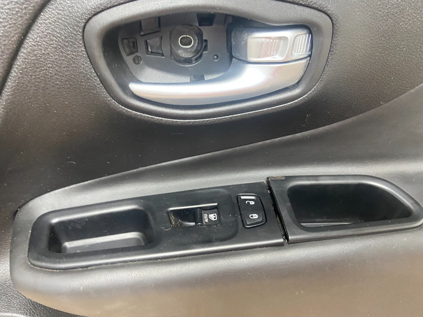 2016 to 2018 Jeep Renegade Front Right Passenger Side Panel Door R3062 DG3