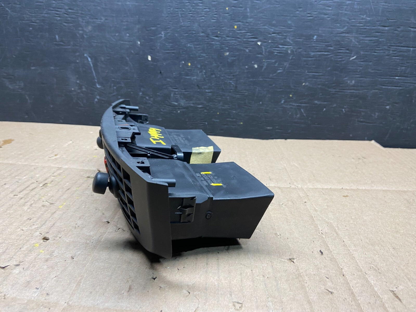 2004 to 2009 Cadillac SRX Front Center Dash A/C Air Vent i4994 PS2