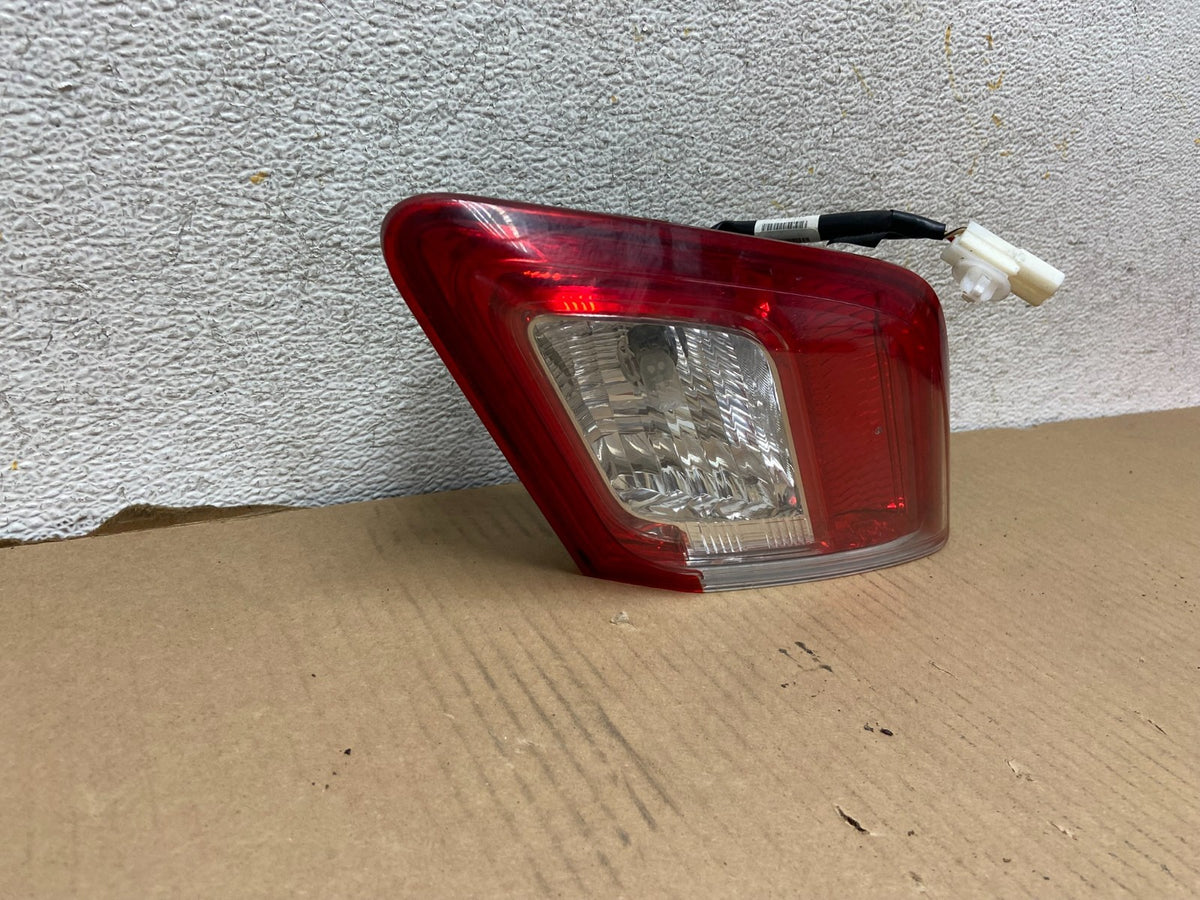 2010 - 2011 Toyota Camry Right Passenger RH Side Inner Tail Light AH3018 DW1