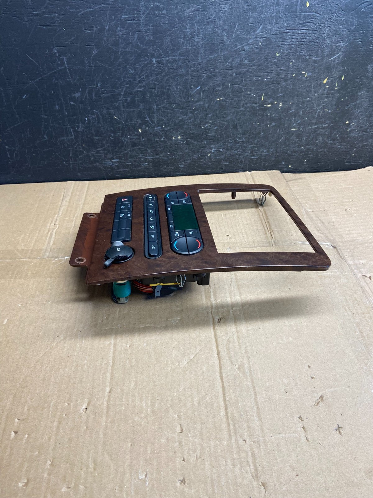 2005 to 2007 Ford Five Hundred Radio Climate Dash Bezel Surround AF2762 DG2