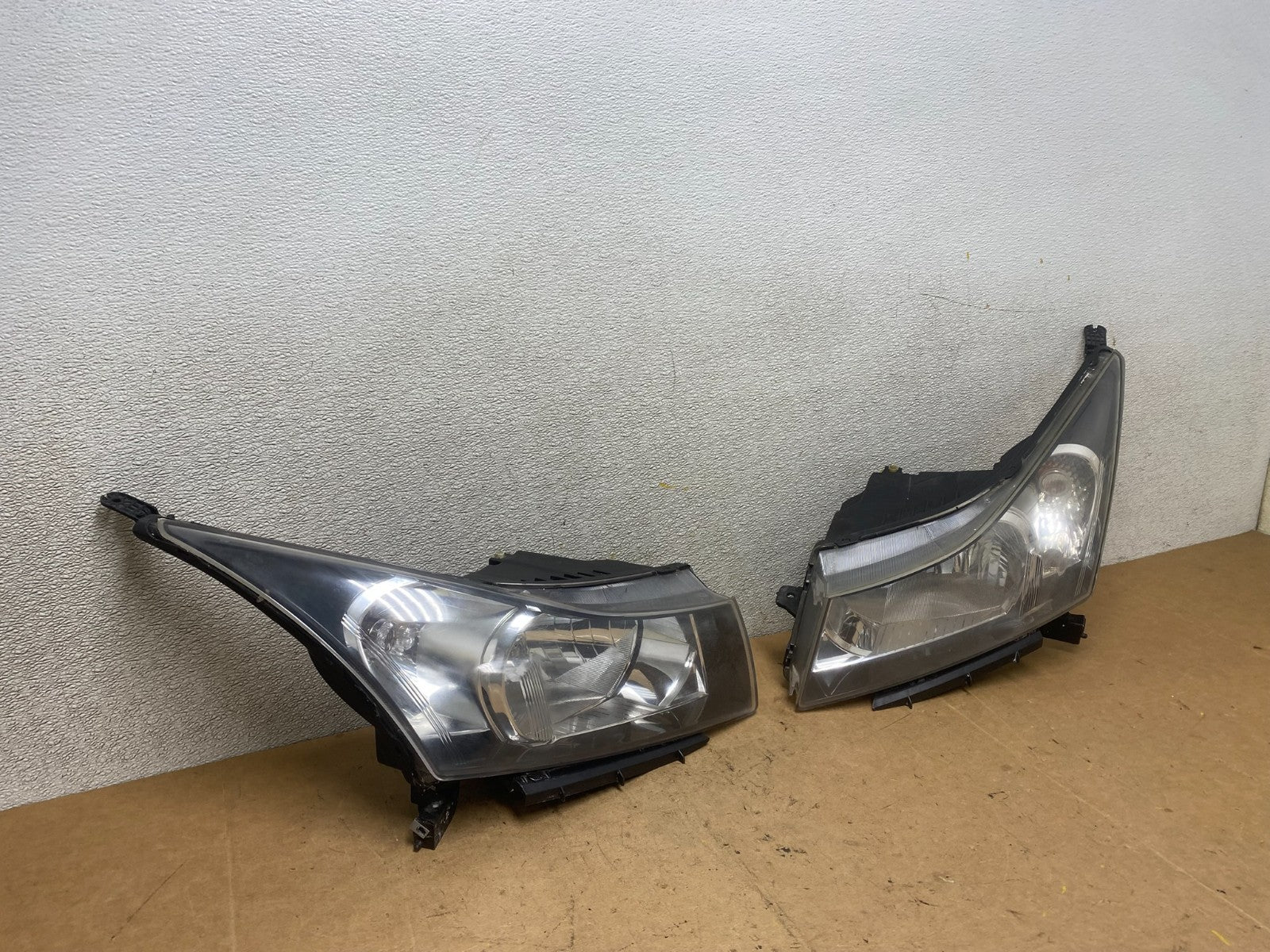 2011 to 2015 Chevrolet Cruze Halogen Left+Right Set Headlights X5607 DW2