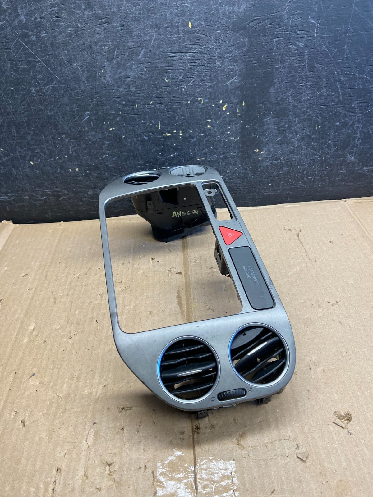 2009 2010 2011 Volkswagen Tiguan Center Dash Radio Bezel Trim AH5674 DG2