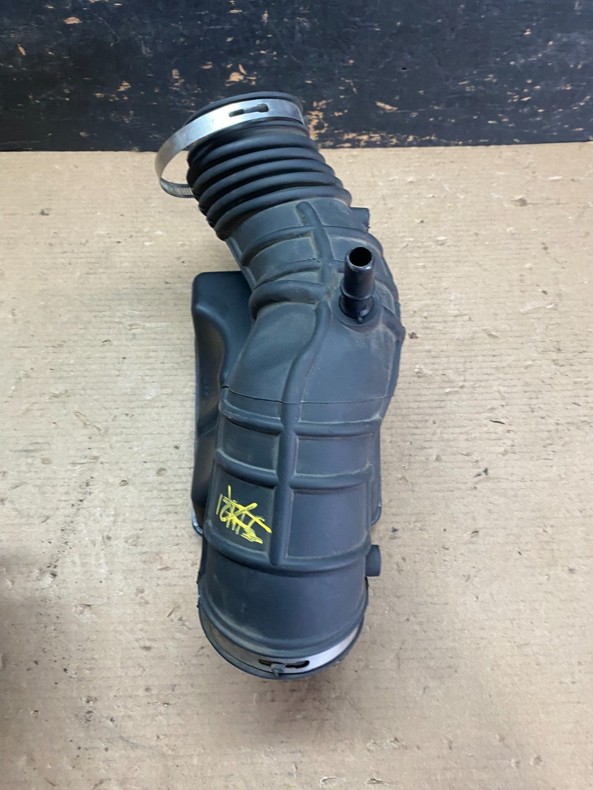 2009-2012 Ford Flex Taurus Lincoln Mks Air Hose  Duct Tube OEM S1429 DG16
