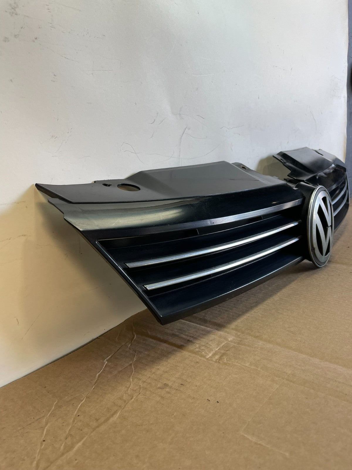 2011 to 2014 Volkswagen Jetta Sedan Front Upper Grille Grill AG3159 DG2