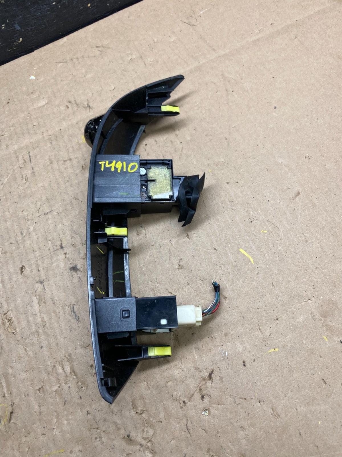 2004 to 2010 Toyota Sienna Left Side Climate Switches Bezel Trim T4910 DG2