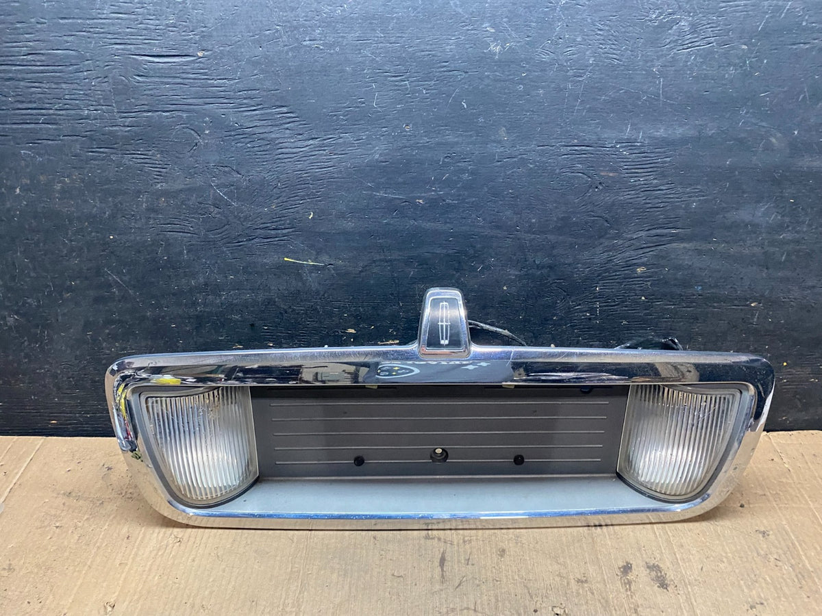 2003 to 2011 Lincoln Town Car Rear License Plate Trim Panel T4132 DG0