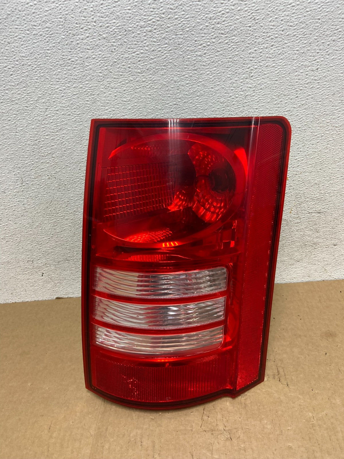 2008 - 2010 Chrysler Town And Country Right Passenger Tail Light AF9571 DW0