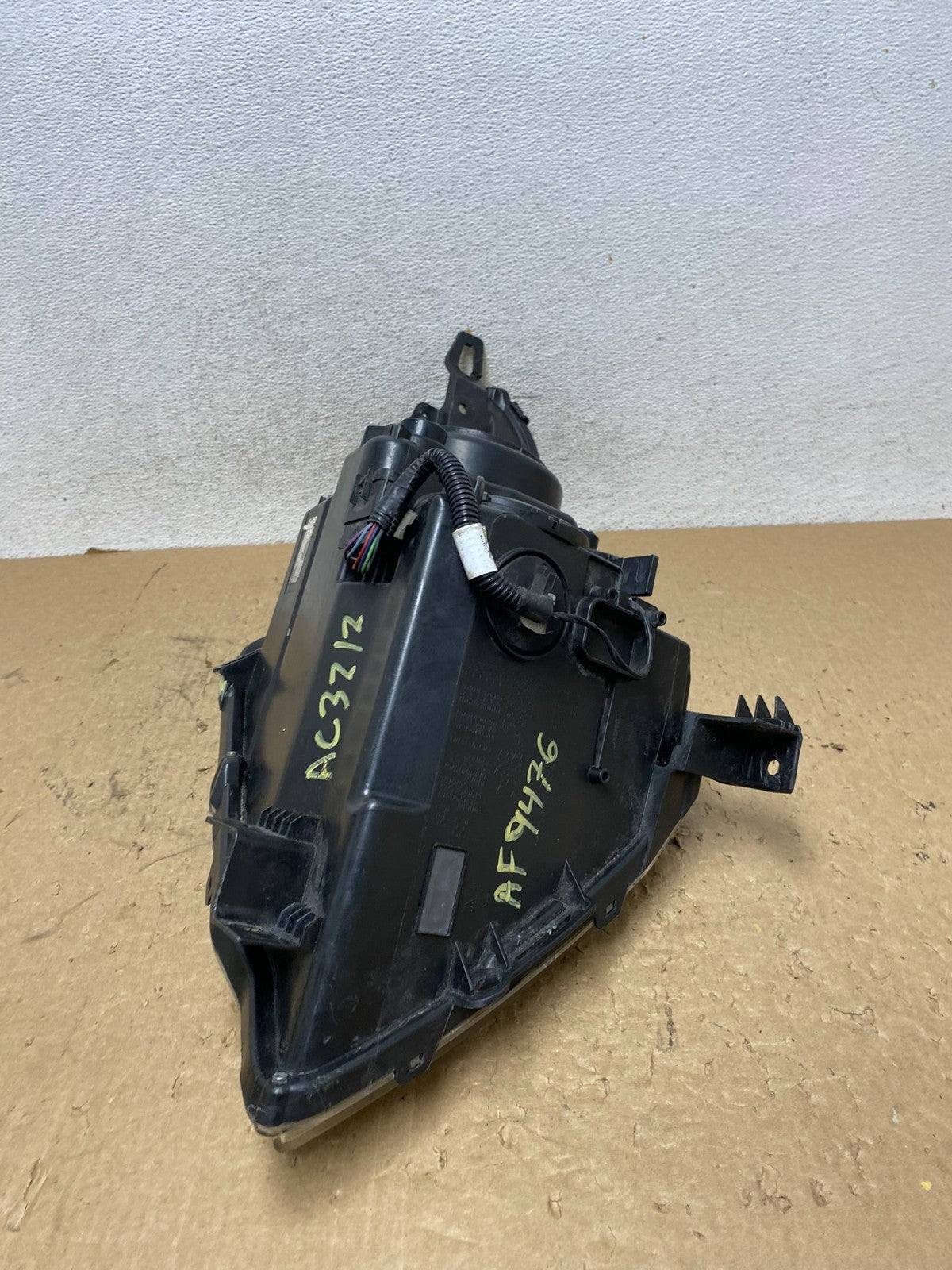Halogen 2010 to 2016 Cadillac SRX Right Passegner Side Headlight AF9476 DW9