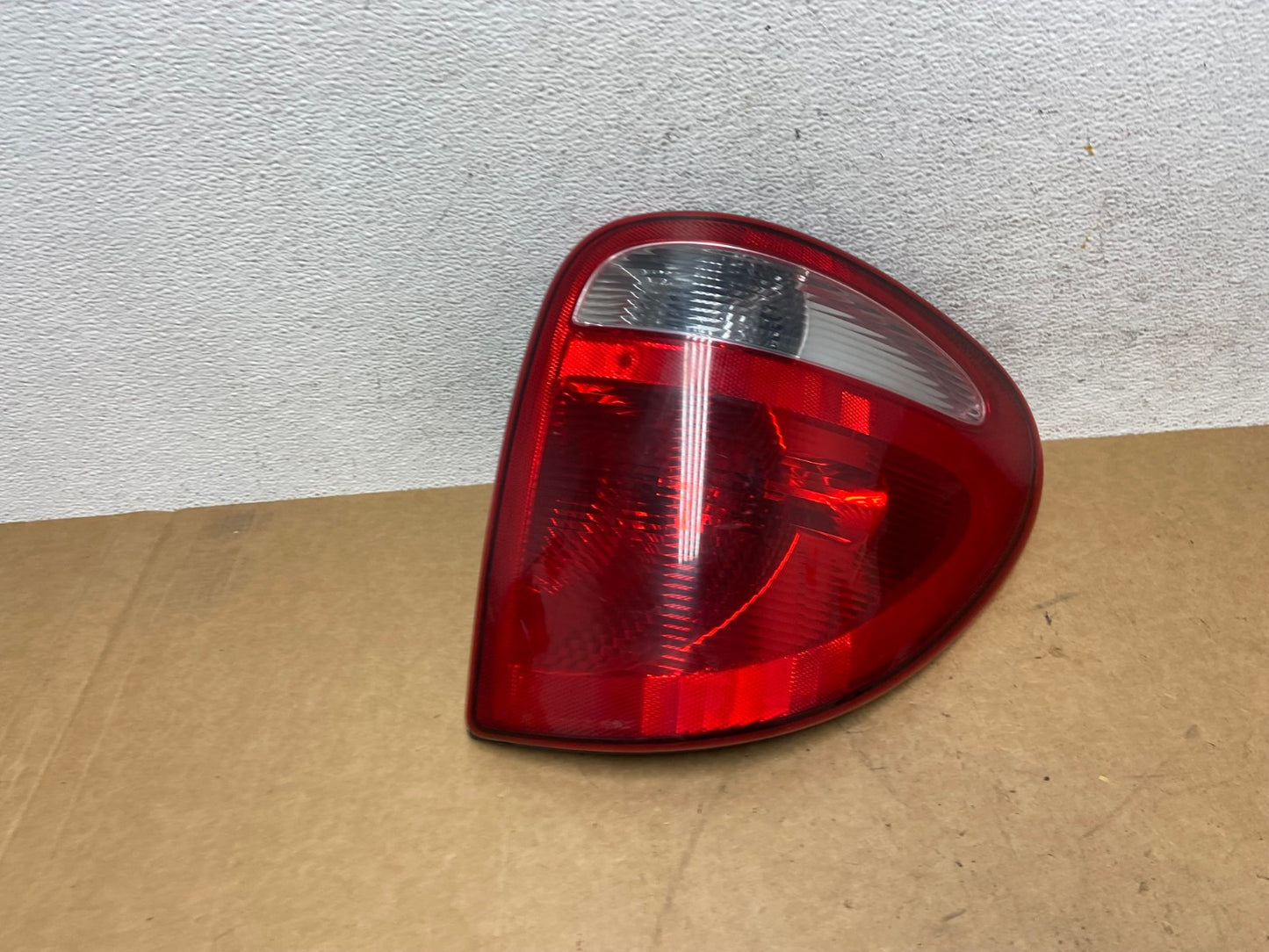 2004 - 2007 Dodge Grand Caravan Right Passenger Side Tail Light AE3107 LK2
