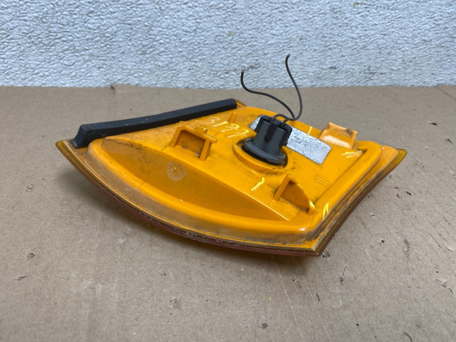 2002 to 2004 Saturn Vue Right RH Side Turn Signal Corner Headlight Light L31778