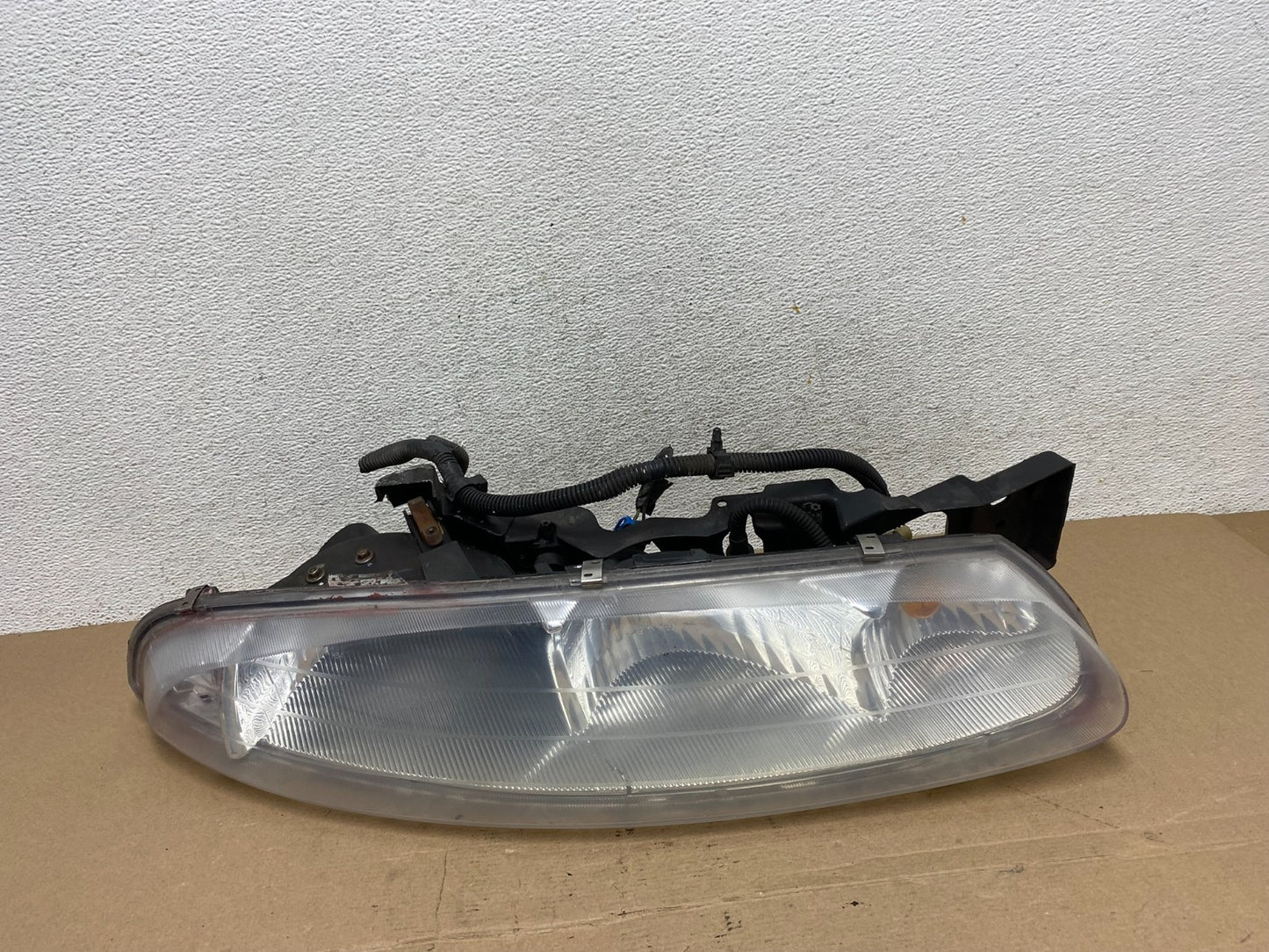 1995 to 1999 Oldsmobile Aurora Right Passenger RH Side Headlight AF4415 DW0
