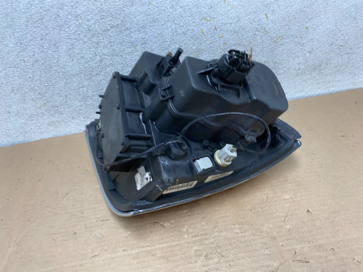 2004 to 2009 Cadillac SRX Right Passenger Side Halogen Headlight AH9476 DW7
