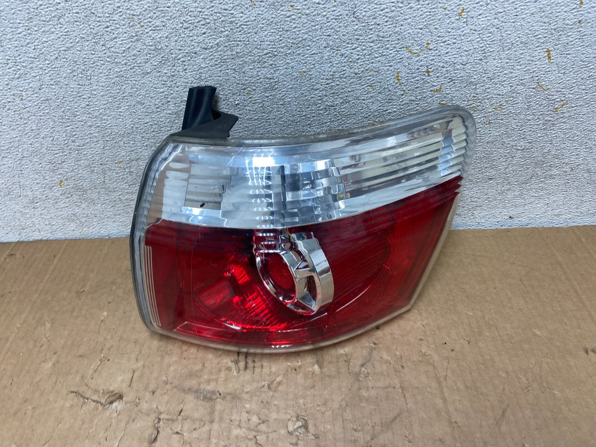 2007 to 2012 GMC Acadia Halogen Tail Light Right Passenger RH Side AI9164 LK0
