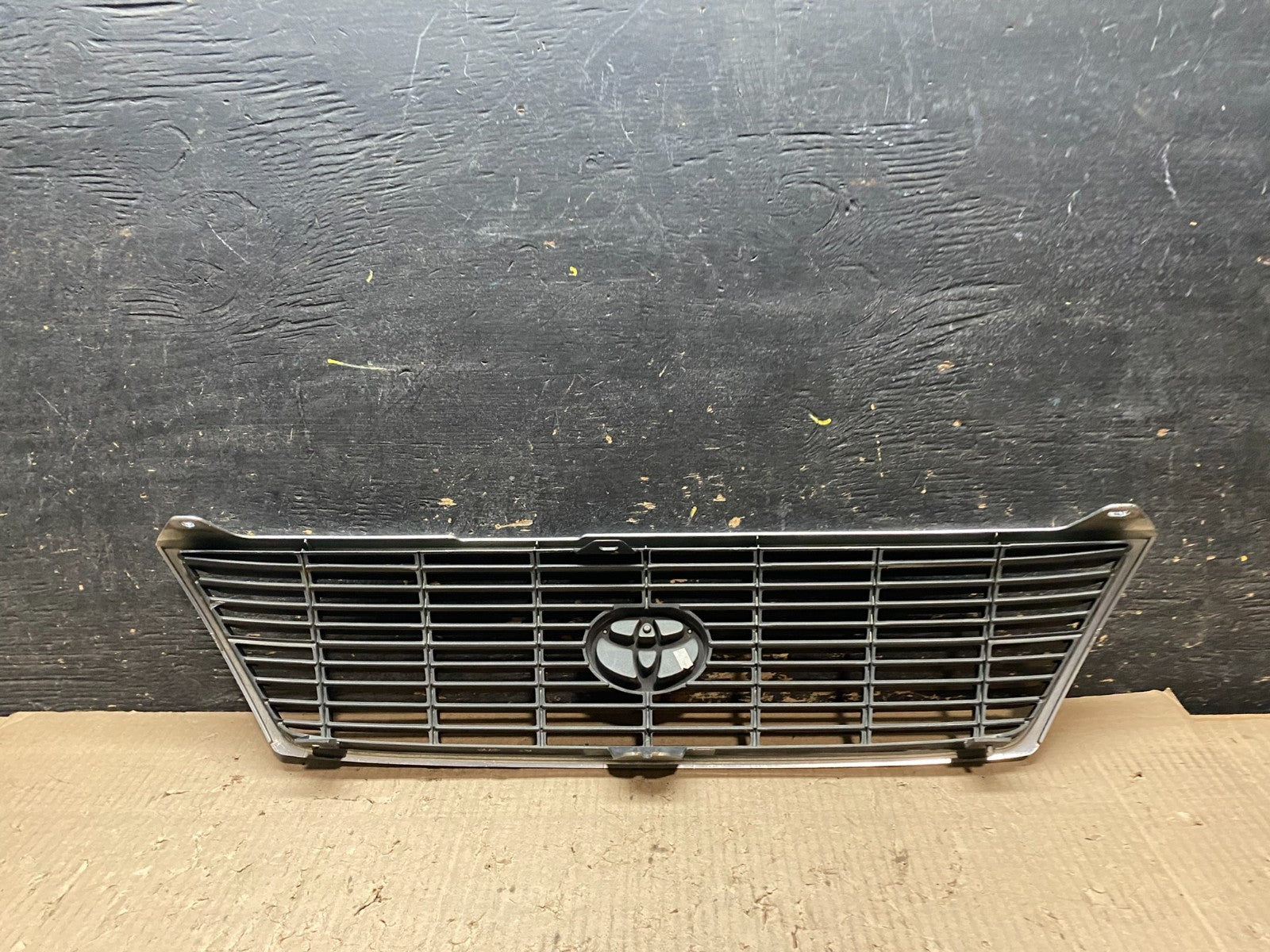 1995 1996 1997 Toyota Avalon Front Upper Grill Grille  OEM X8265 DG4