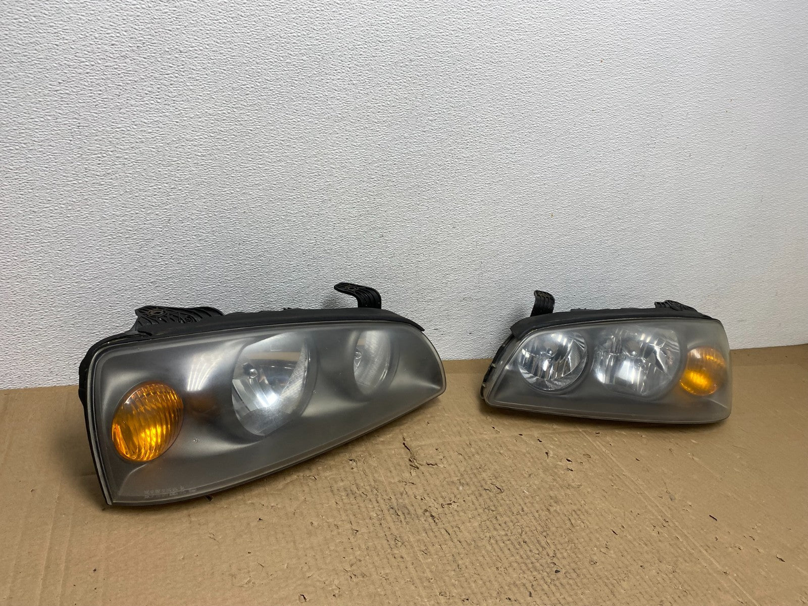 2004 to 2006 Hyundai Elantra Left+Right Set Halogen Headlights AC4004 DW2