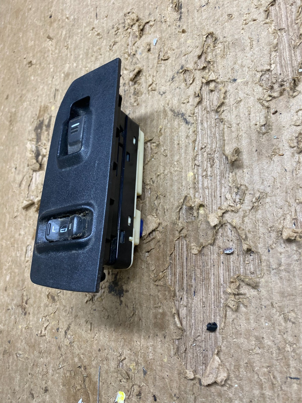 2006 to 2010 Hummer H3 Front Right Passeneger Window Lock Switch OEM Z9912 DG1