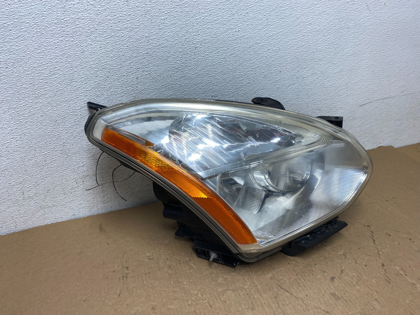 2009-2013 Nissan Rogue Right Passenger Xenon HID Headlight AD8088 DW2