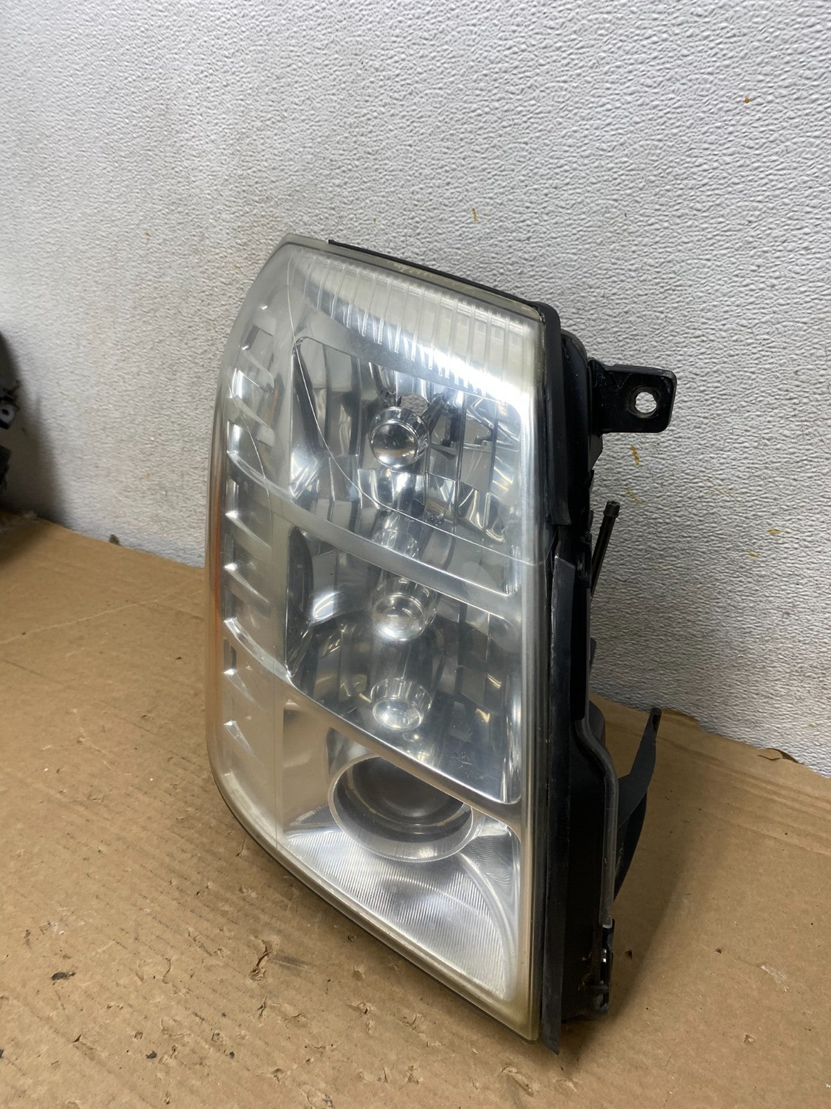 2007 - 2014 Cadillac Escalade Right Passenger Side Xenon HID Headlight AH8392 DW1
