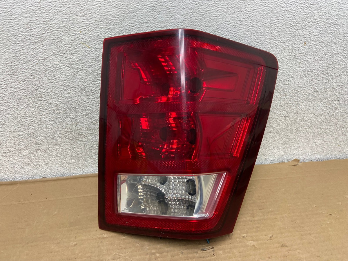 2005 - 2006 Jeep Grand Cherokee Right Passenger Rh Side Tail Light AG9265 LK0