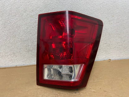 2005 - 2006 Jeep Grand Cherokee Right Passenger Rh Side Tail Light AG9265 LK0