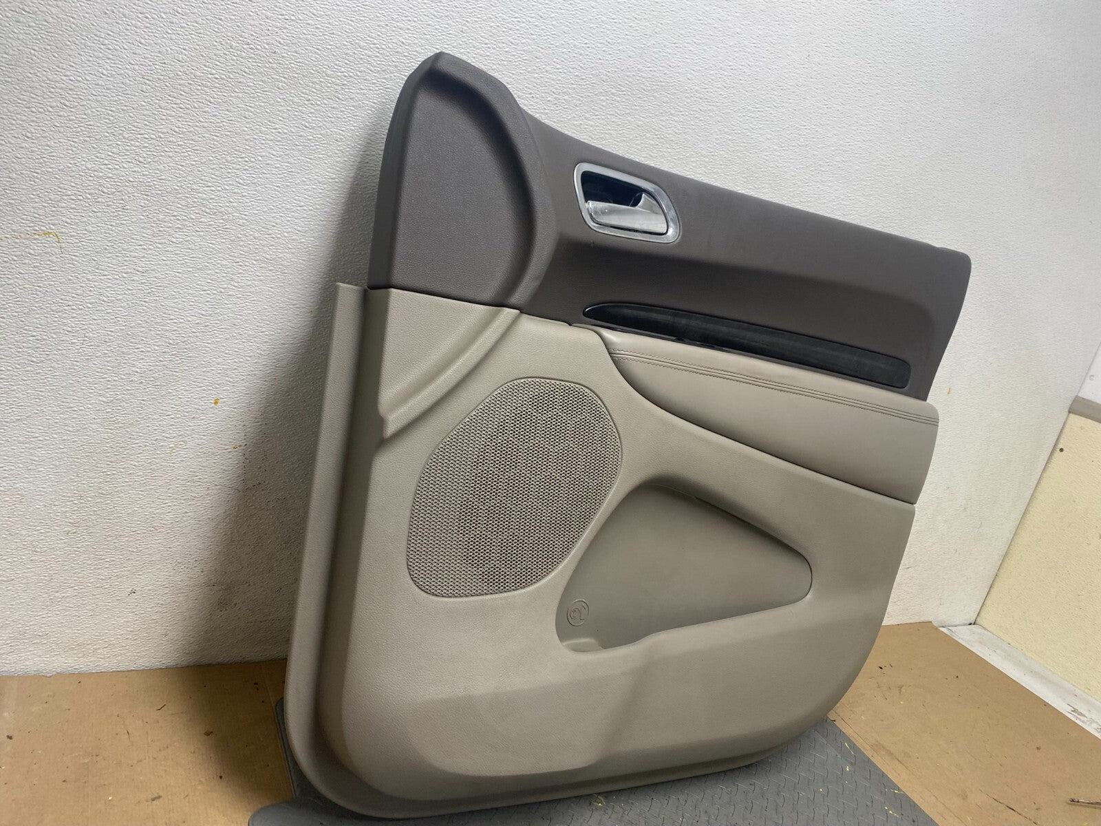 2011 2012 Dodge Durango Passenger Right Front Panel  Door Oem C7185 PS2