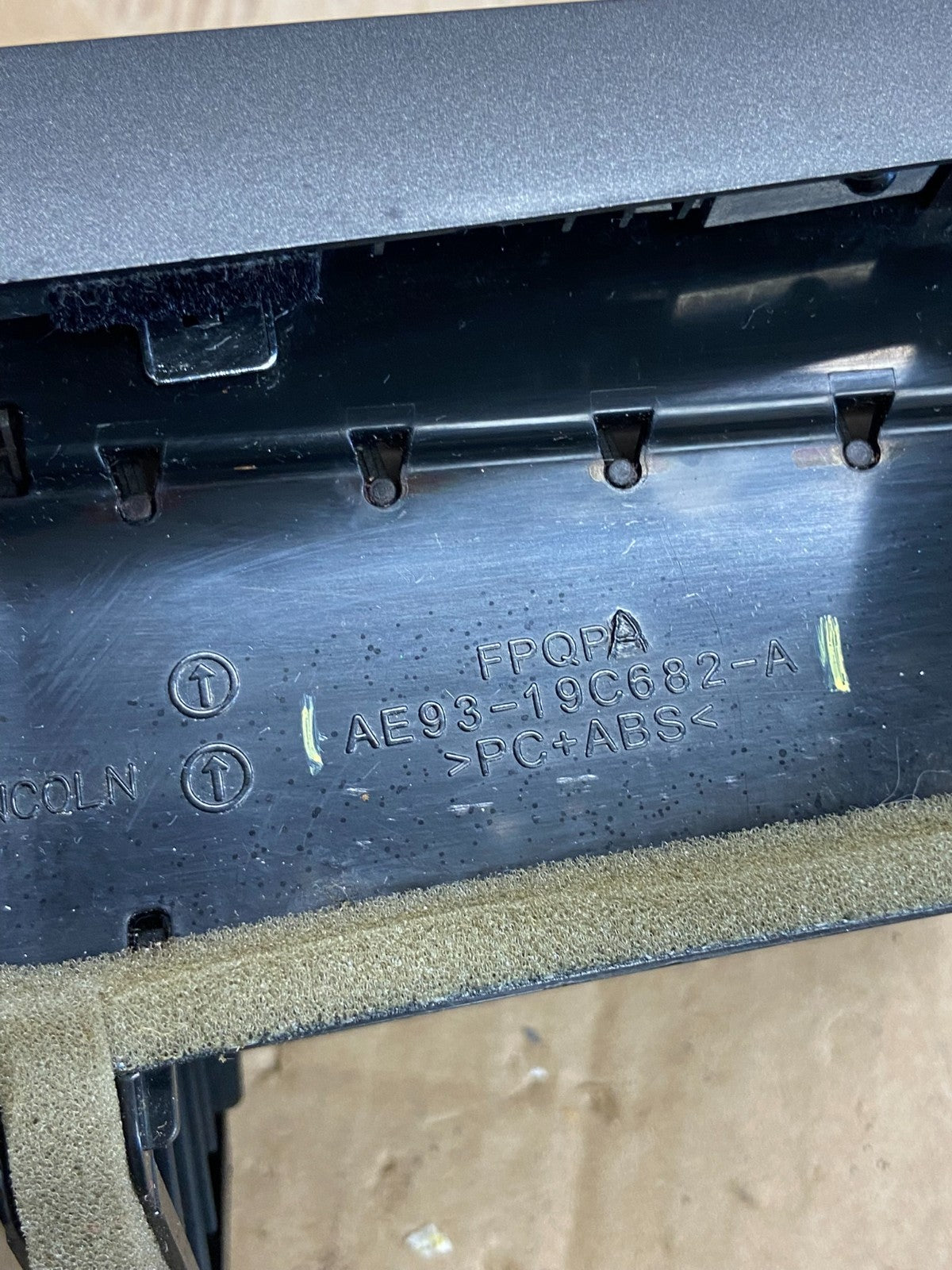 2010 - 2012 Lincoln Mkt Center Dash Gps Radio Bezel Panel Air Vent ad7243 DG5