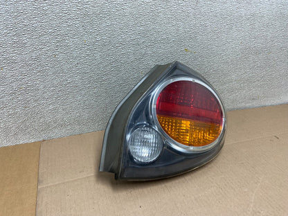 2002 2003 Nissan Maxima Right Passenger RH Side Tail Light Z3833 DW2