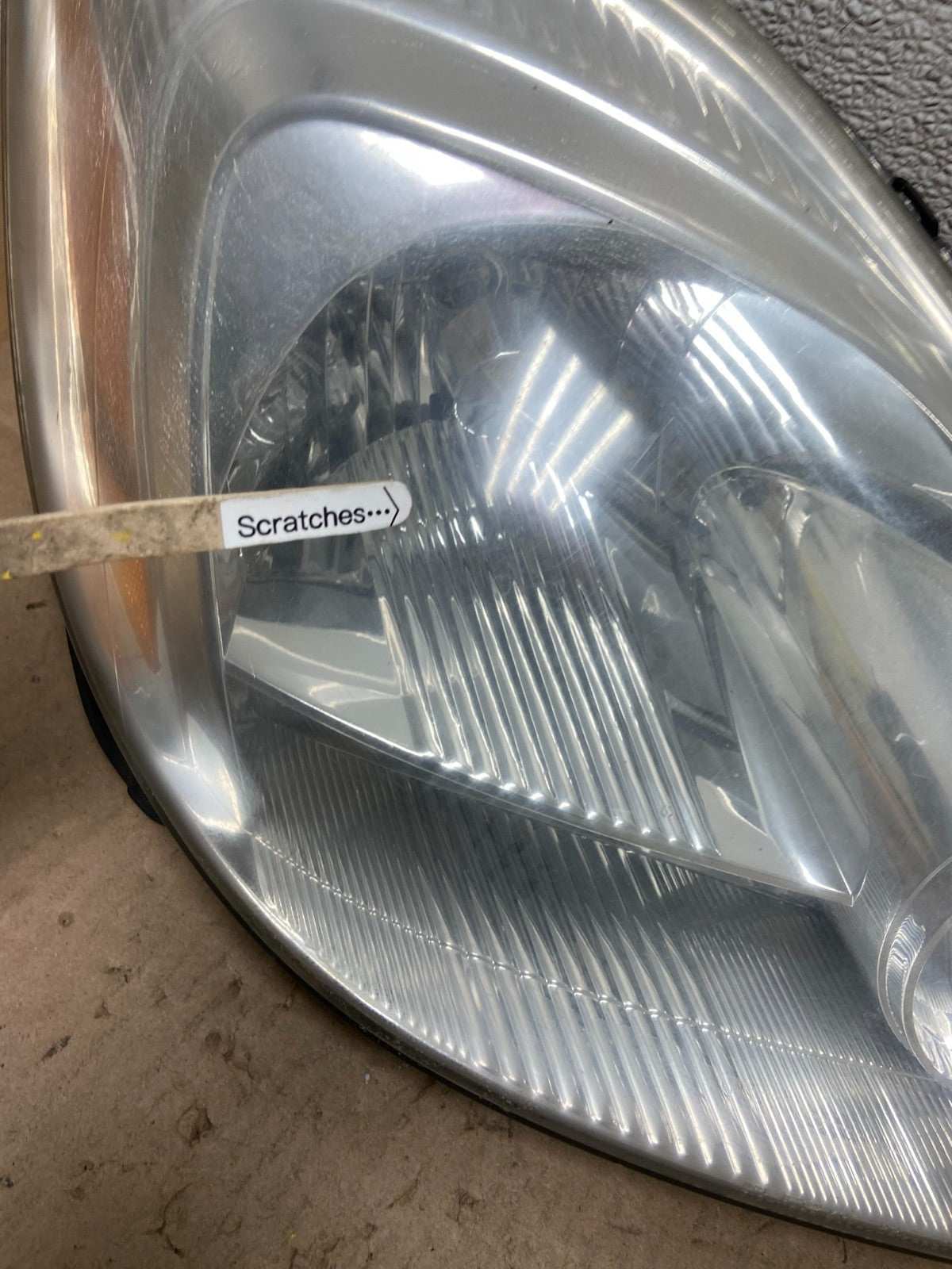 2004-2005 Toyota Sienna Right Passenger Halogen Headlight OEM Z6101 DW3