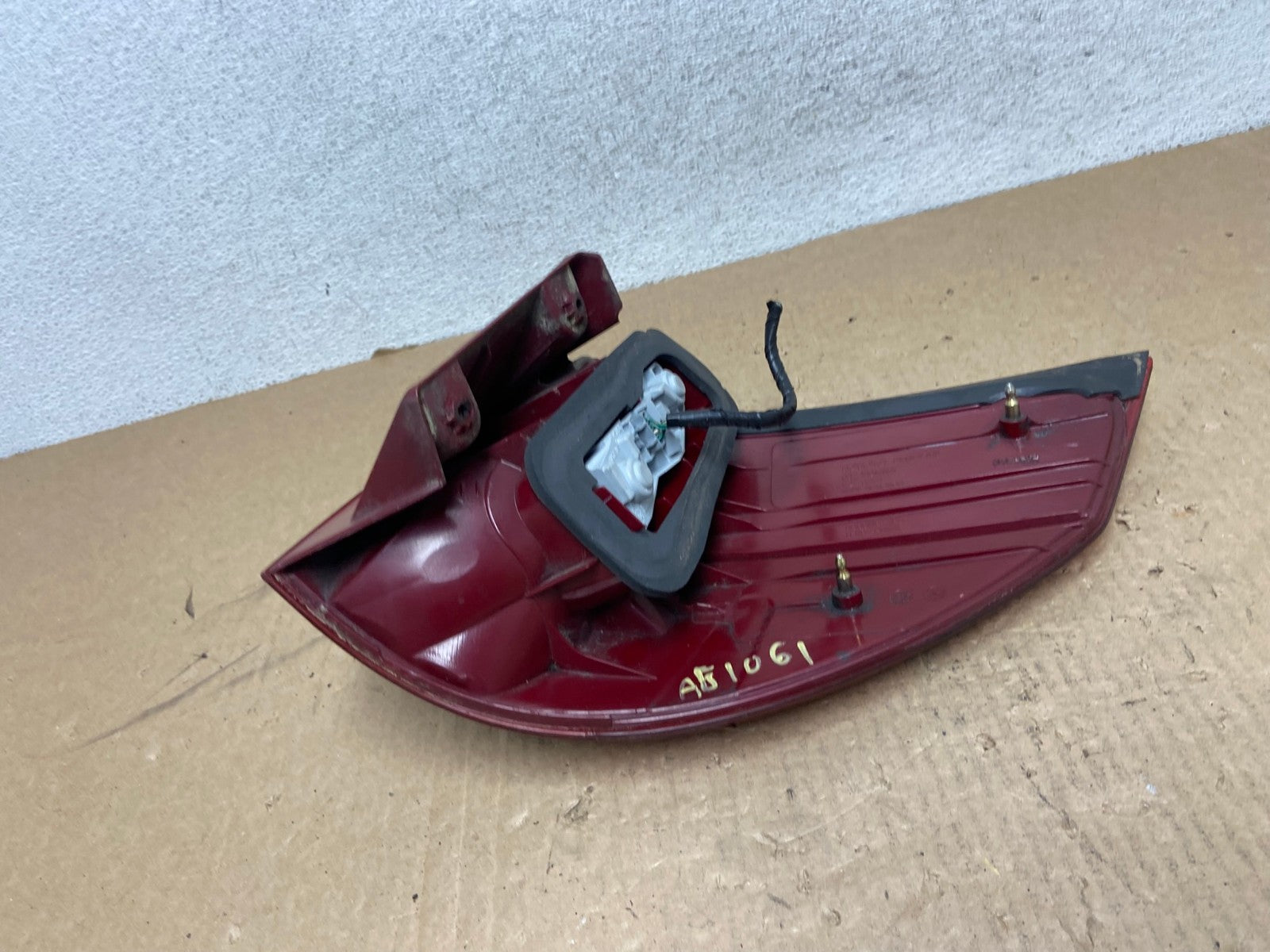 2004 to 2005 Toyota Sienna Left Driver LH Side Tail Light AG1061 LK5