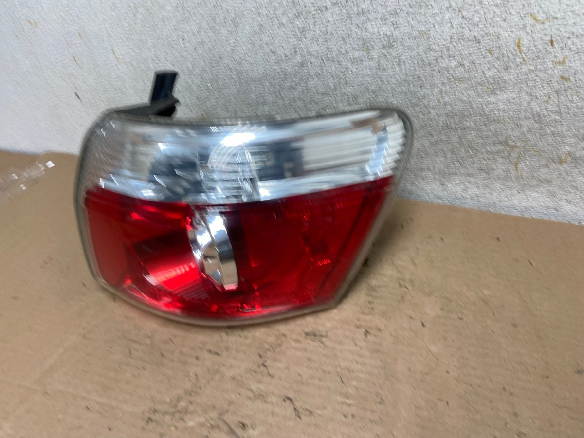 2007 to 2012 GMC Acadia Halogen Tail Light Right Passenger RH Side AI0884 LK1