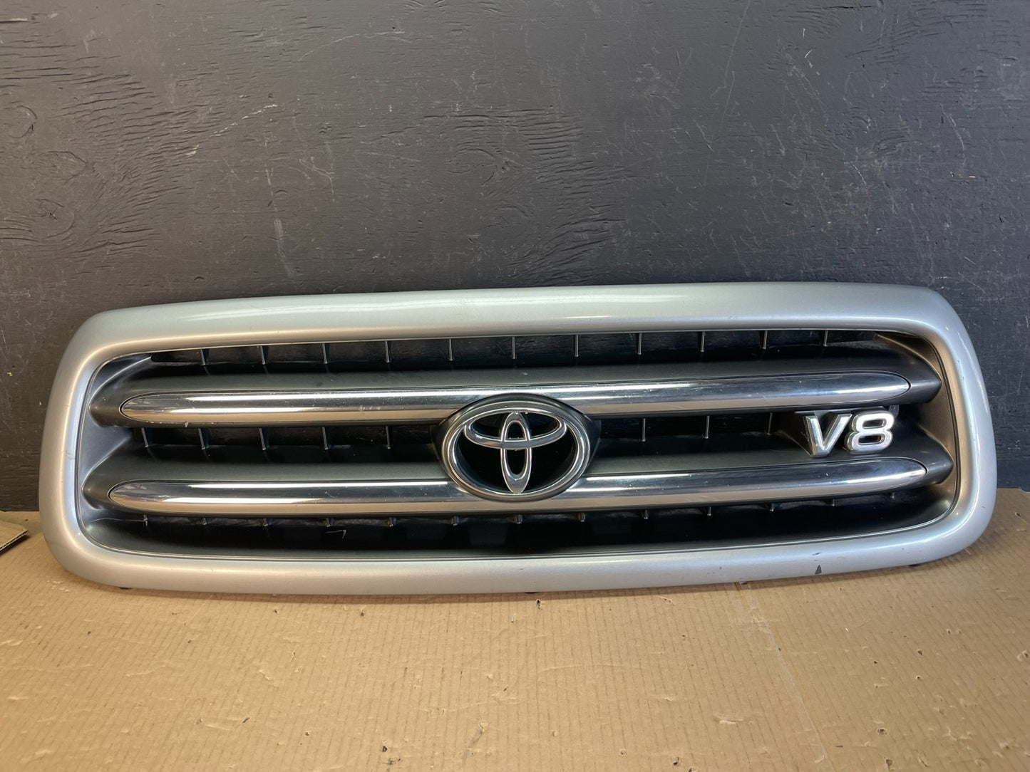 2001 to 2004 Toyota Sequoia Front Upper Grill Grille W/ Emblem AE3715 DG0