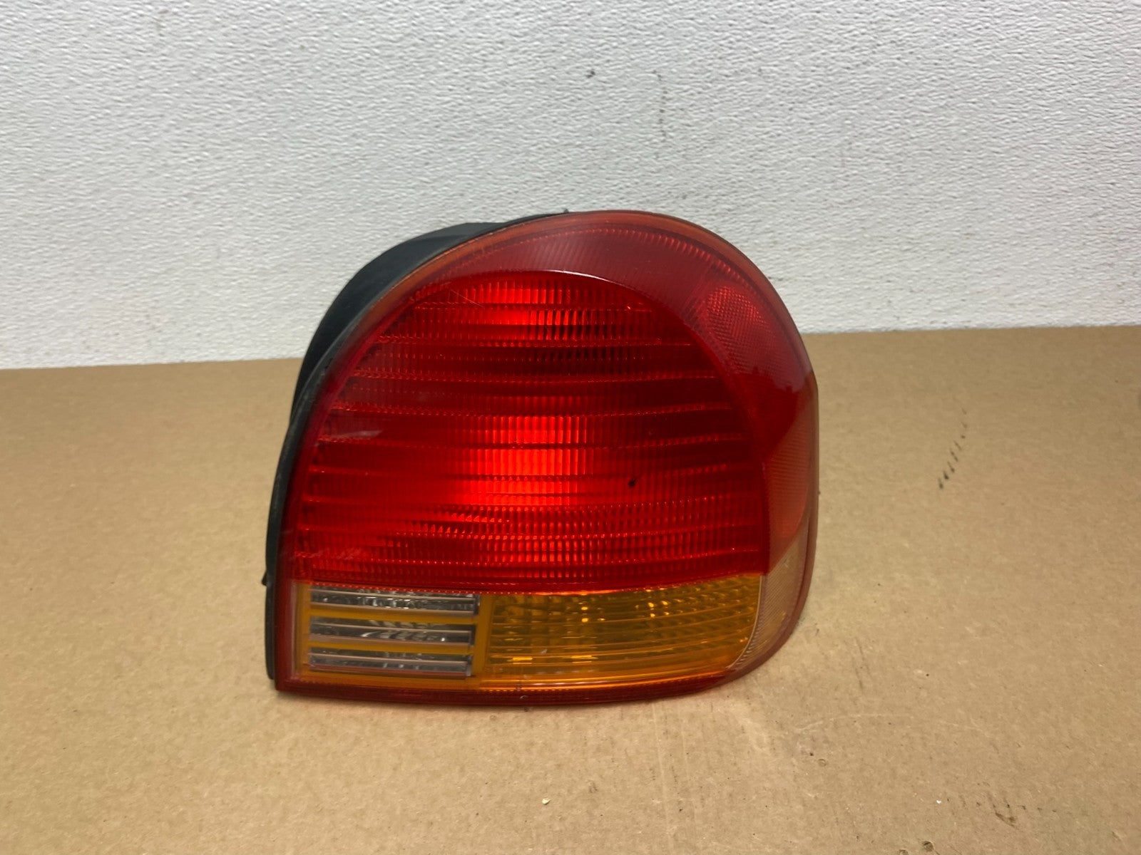 1999 2000 2001 Hyundai Sonata Right Passenger Rh Side Tail Light Oem AB9974 DW0