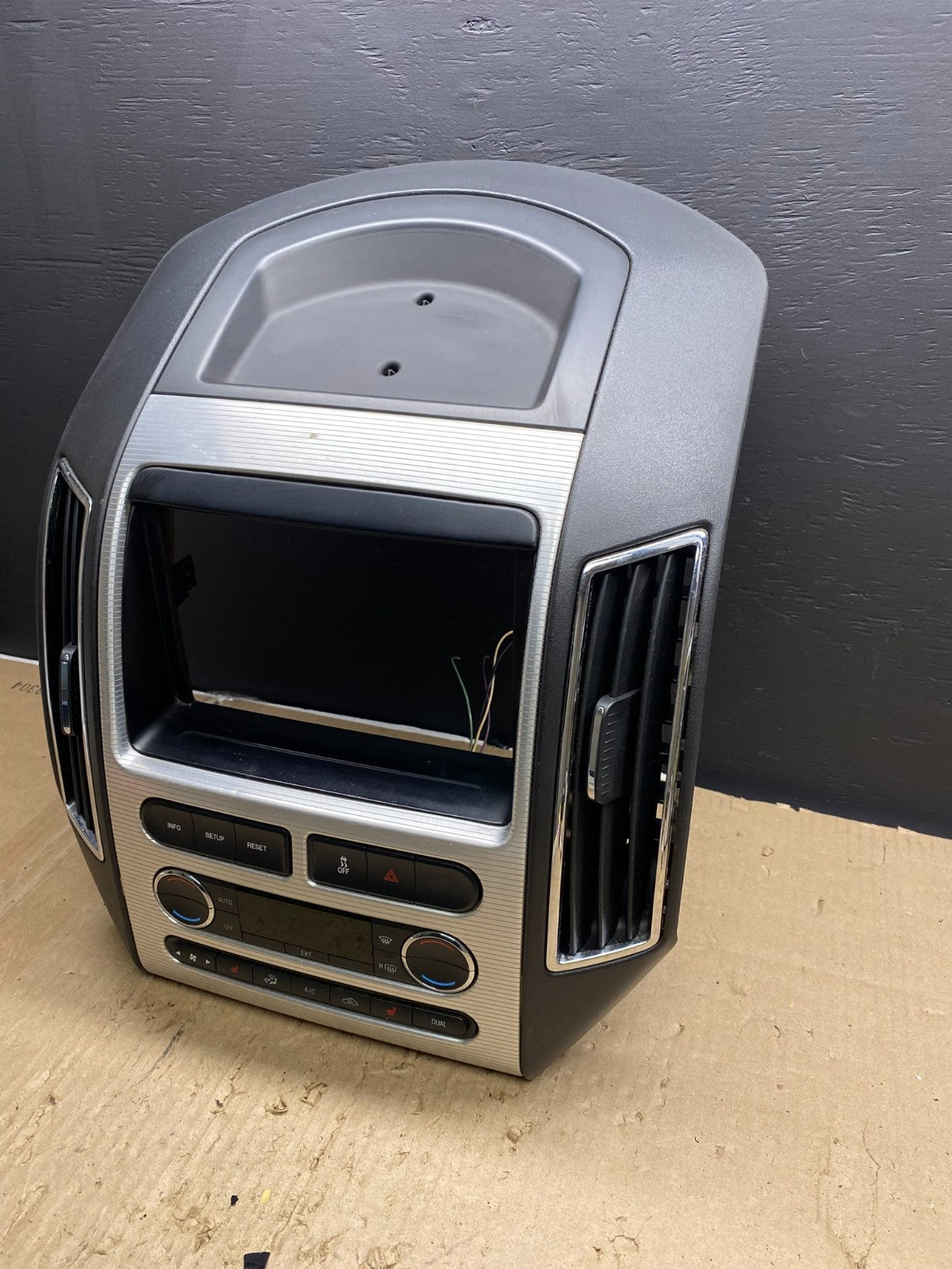 2007 - 2010 Ford Edge Heater Climate Control Radio Control Dash Bezel AB5695 DG1