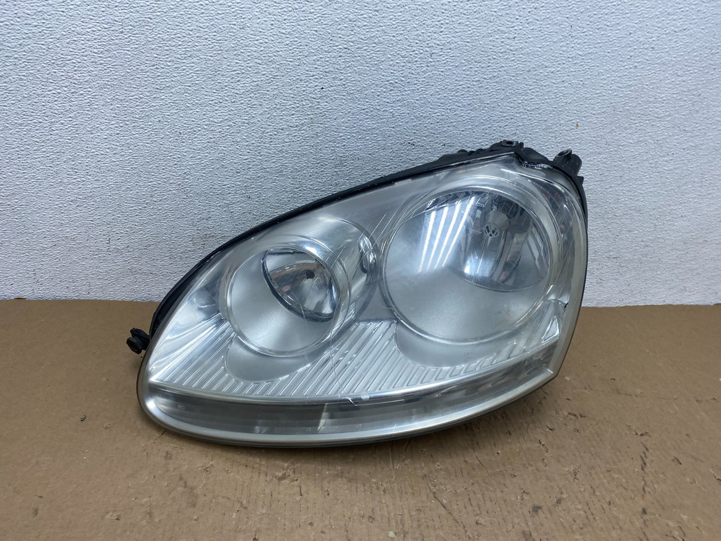 2005 to 2010 Volkswagen Jetta Left Driver LH Side Headlight Halogen AD8138 DW0