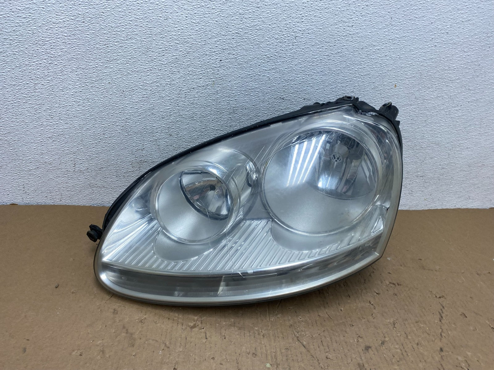 2005 to 2010 Volkswagen Jetta Left Driver LH Side Headlight Halogen AD8138 DW0