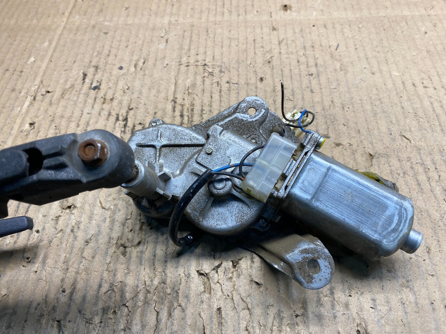 2006 to 2005 Mazda 5 Windshield Rear Wiper Motor Y1378 DG3