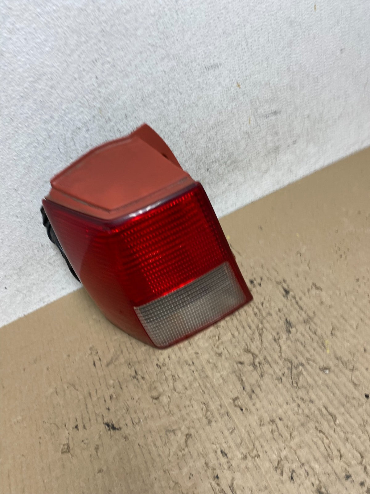 2004-2005 Mitsubishi Endeavor Left Driver LH Tail Light AF7126 DW2