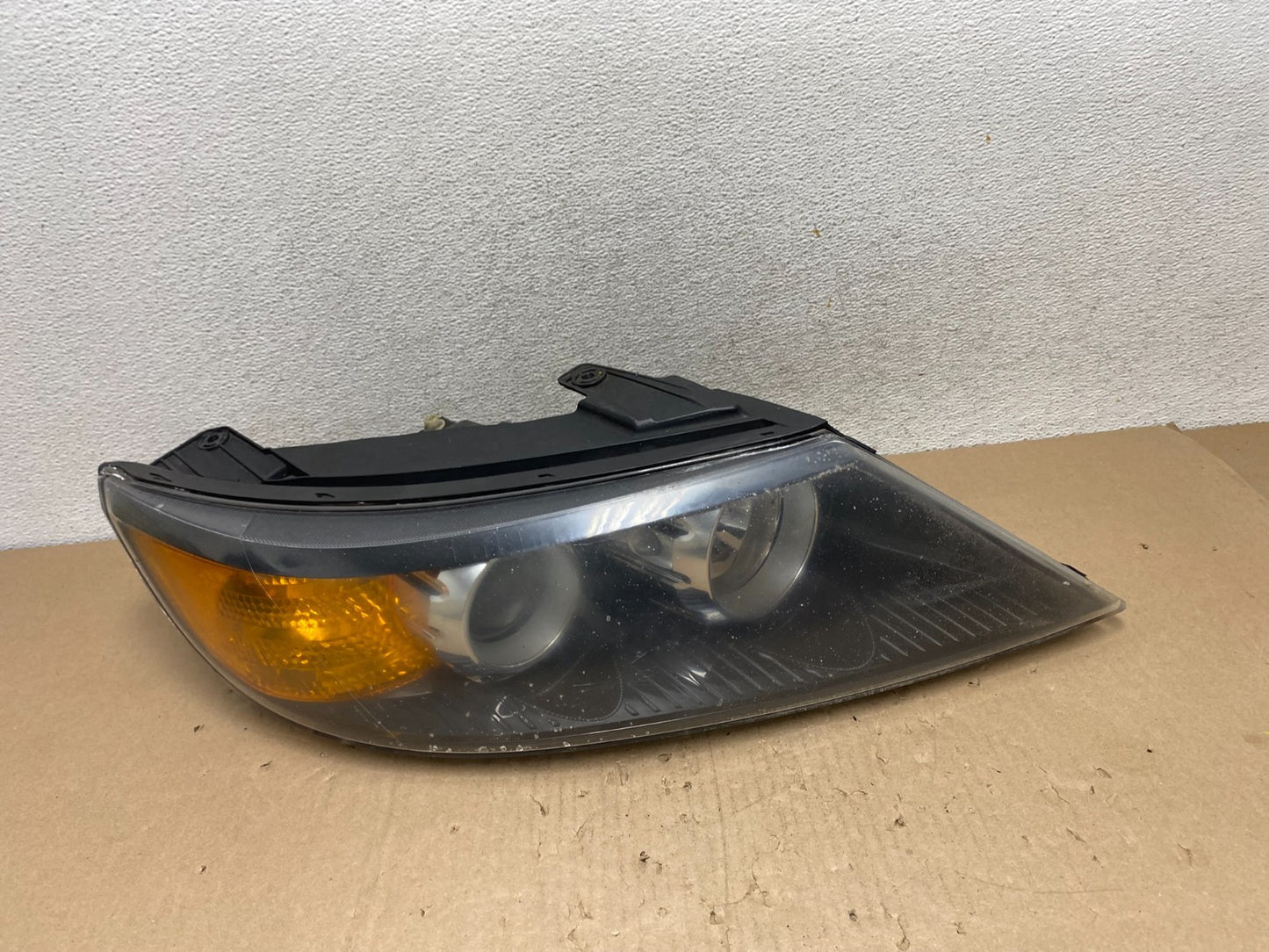 2011 to 2013 Kia Sorento Right Passenger RH Side Headlight Halogen AG6779 DW0