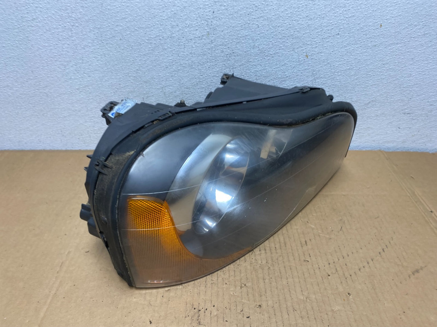 2003 to 2006 Volvo XC90 Right Passenger Rh Side Headlight Halogen AD0823 DW2
