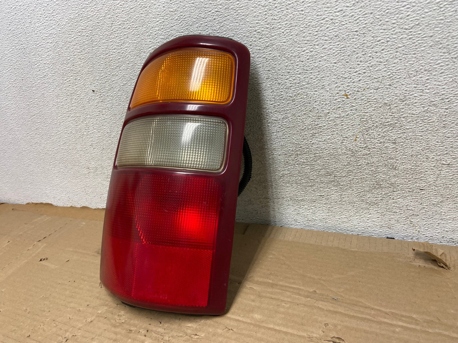 2000 - 2006 Chevrolet Suburban Tahoe Yukon Left Driver LH Tail Light AG8259 LK2