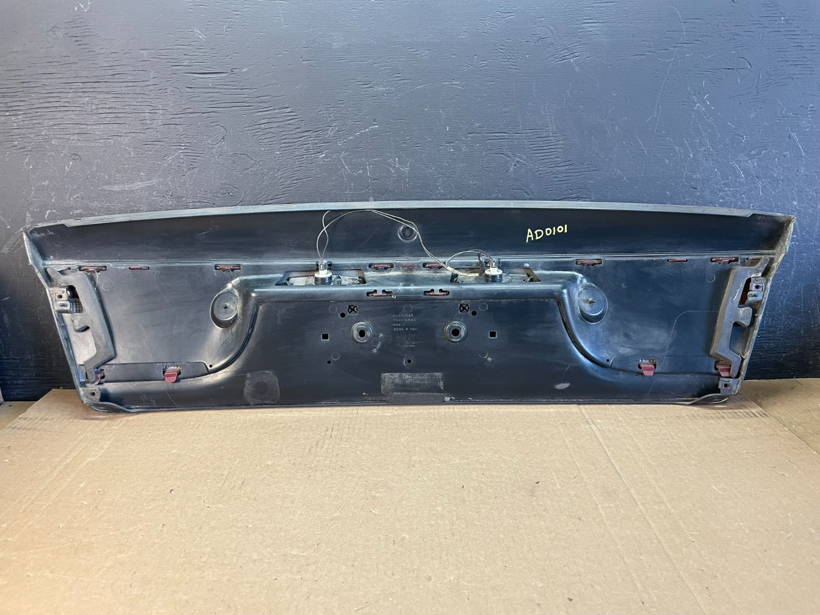 2000-2002 Saturn SL2 Sedan Center Tail Light Lid Trunk Rear Panel AD0101 DG5