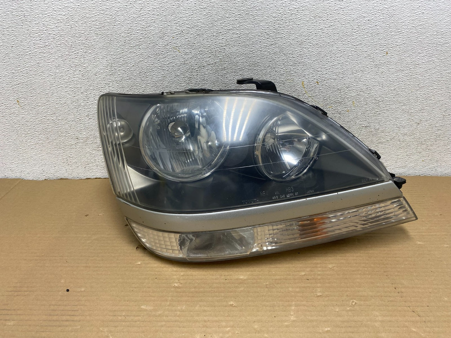 1999 to 2003 Lexus RX300 Right Passenger Headlight Halogen AG9316 DW0