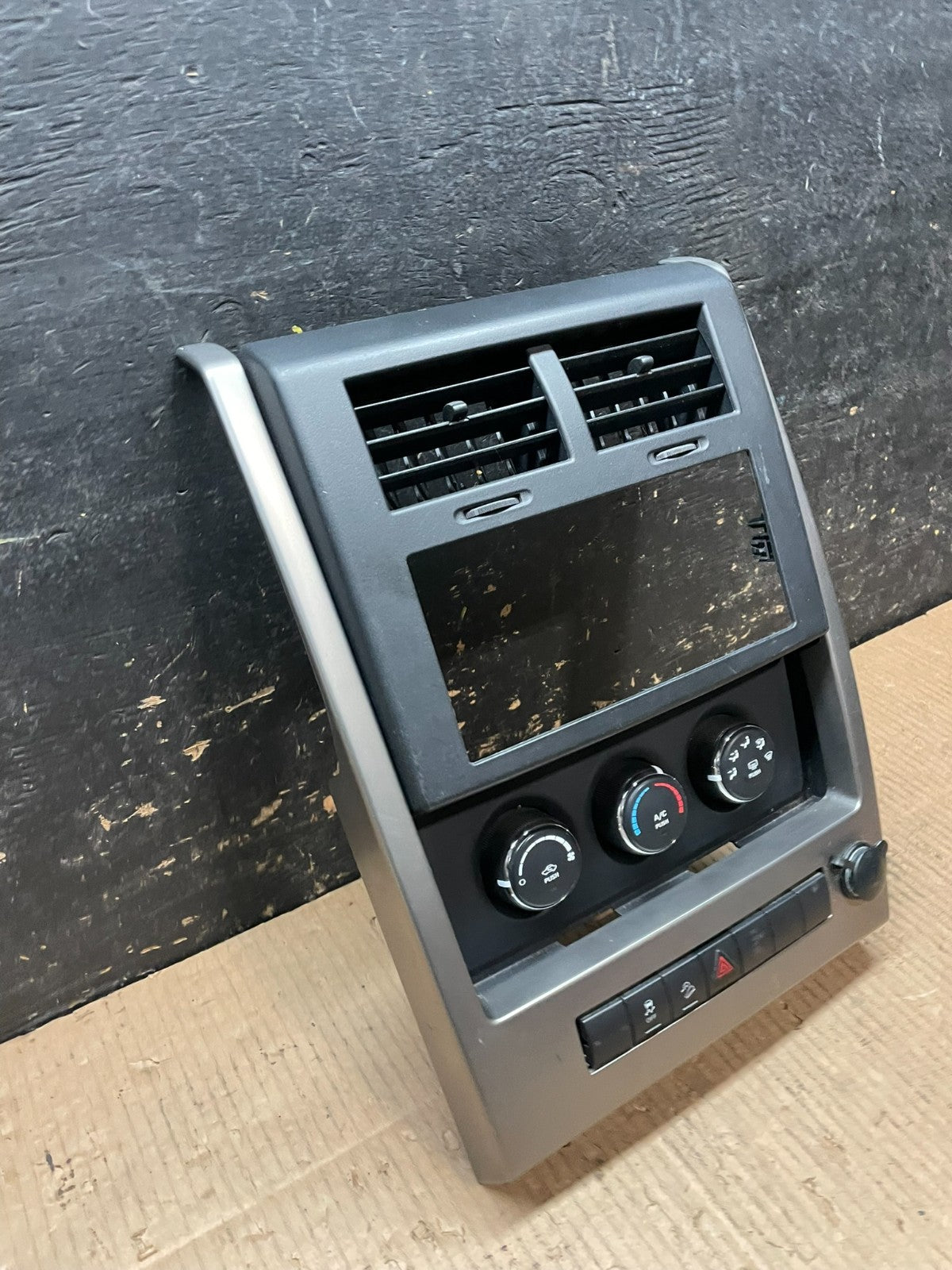 2008 to 2012 Jeep Liberty Dash Climate Temperature Control Radio Bezel Y6229 DG1
